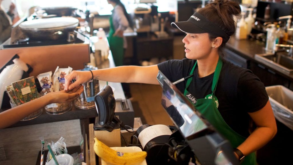 Starbucks verhoogt de lonen en verdubbelt de opleiding van werknemers onder druk van de vakbonden