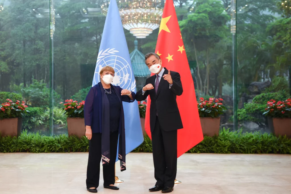 VN-afgevaardigde bezoekt Xinjiang, China, waar politiedossiers misbruik van Oeigoeren beschrijven