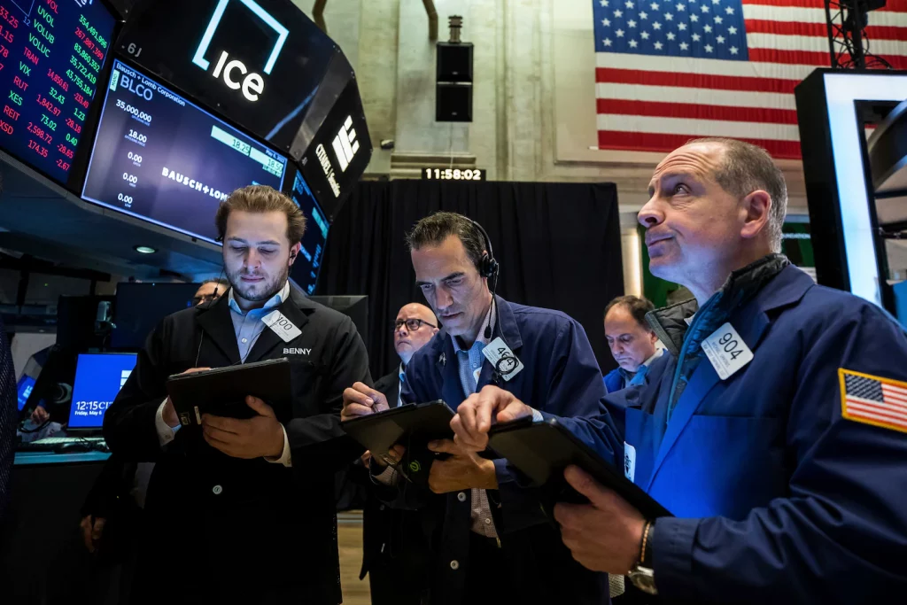 Wall Street trekt zich terug om een ​​gekneusde week te beëindigen