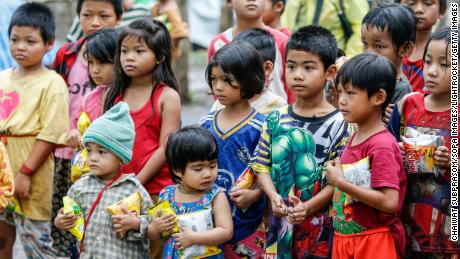 Kinderen staan ​​in een vluchtelingenkamp langs de grens tussen Thailand en Myanmar.