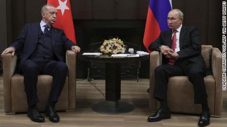 De Russische president Vladimir Poetin ontmoet op 29 september 2021 zijn Turkse ambtgenoot Recep Tayyip Erdogan in Sochi. 