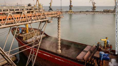 Het stukgoederenschip Medusa S geladen met graan, op weg naar Turkije, op de graanterminal UkrTransAgro LLC in de haven van Mariupol in Mariupol, Oekraïne, donderdag 13 januari 2022.  