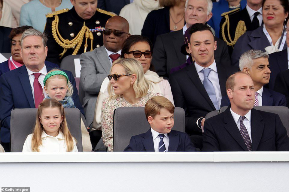 Terwijl prins George voor een deel van de parade stond, draaide zijn vader William achteruit, terwijl hij allebei de voorkant van zijn jassen aanpaste