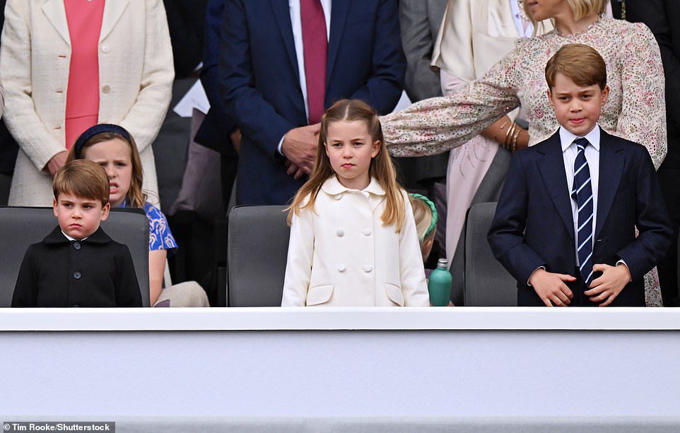 Meteen links van hem zaten de twee oudere broers van prins George en prinses Charlotte naast hun vader en sneden statige figuren terwijl ze naar het proces keken.