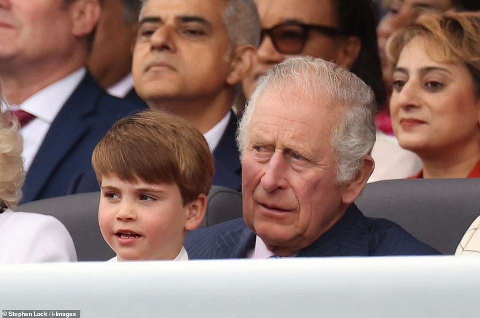 Toen zat de vierjarige prins op de schoot van zijn grootvader, prins Charles, die hem heen en weer schudde.