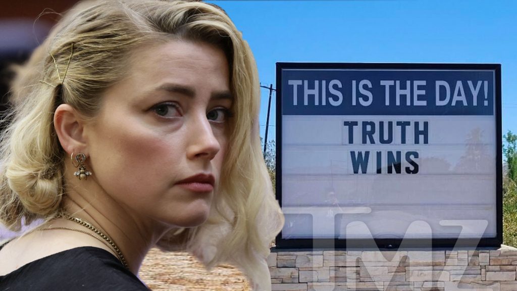 Lees het bord “Truth Wins” op de weg naar de thuisstad van Amber Heard