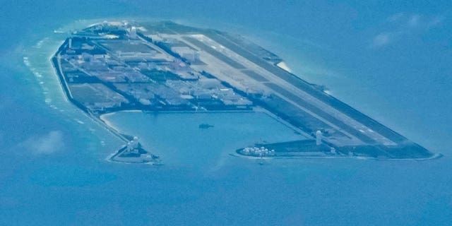 Chinese structuren en gebouwen verschijnen op 20 maart 2022 op het kunstmatige Fiery Cross Reef in de betwiste groep Spratlys-eilanden in de Zuid-Chinese Zee. 