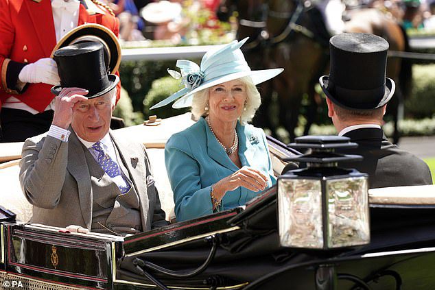 Prins Charles en Camilla leidden de koninklijke familie vandaag bij Royal Ascot toen ze op de eerste racedag massaal naar buiten liepen - terwijl de koningin het evenement miste te midden van haar aanhoudende mobiliteitsproblemen