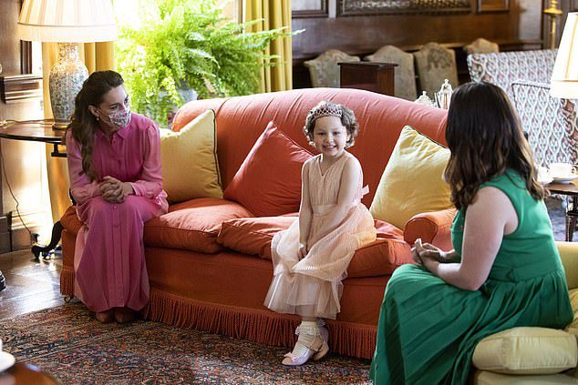 De hertogin van Cambridge hield zich aan haar belofte om roze te dragen toen ze Mia vorig jaar mei ontmoette in Holyrood House