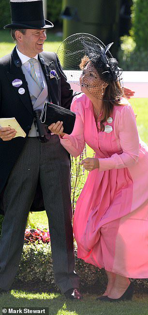 Carole Middleton was mooi in het roze, en ze koos ervoor om een ​​roze jurk te dragen voor een Ascot-look