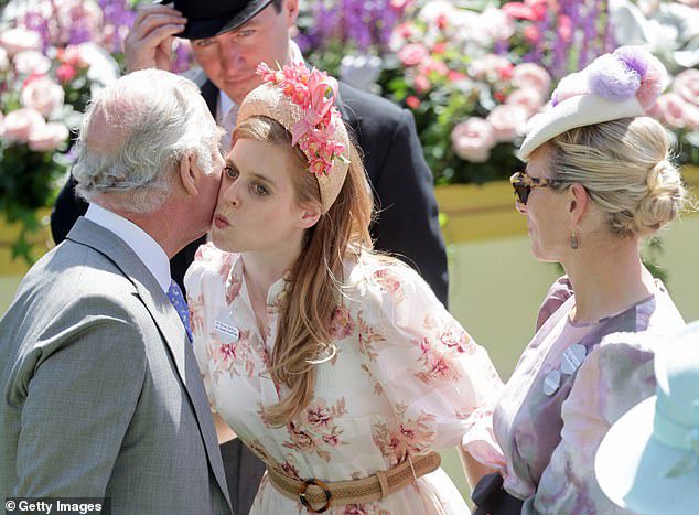 Ondertussen gaf prinses Beatrice ook prins Charles een kus op de wang, terwijl haar man, Eduardo, zijn hoed ophief naar de koninklijke familie.