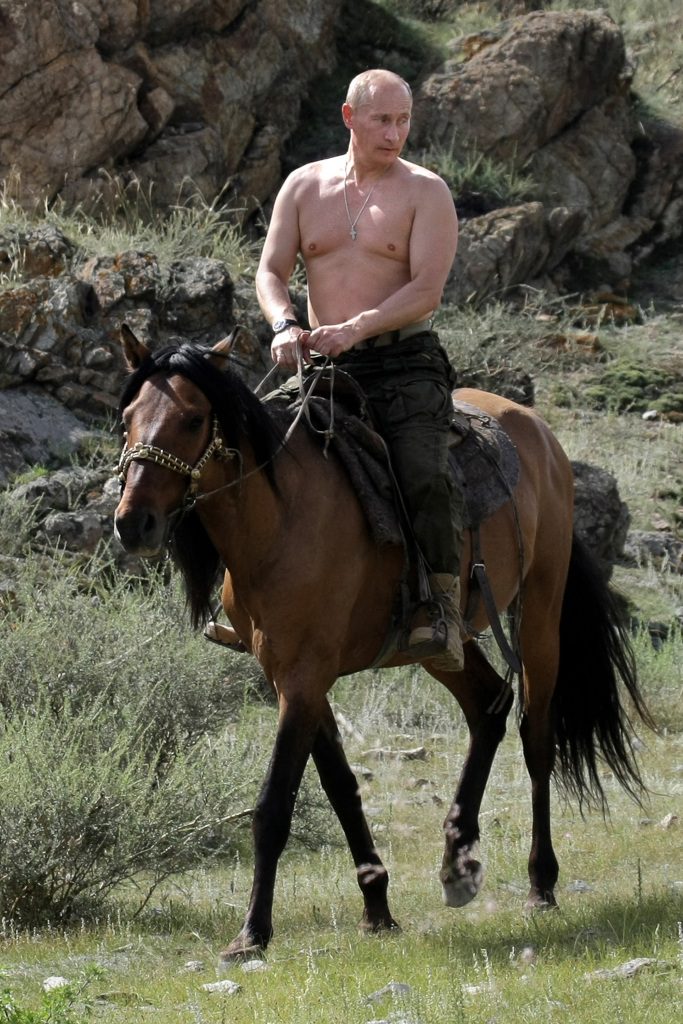 De Russische president Vladimir Poetin rijdt op een paard zonder hemd.