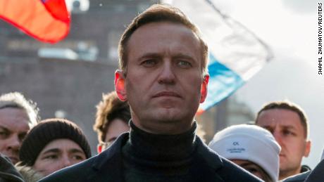 De gevangengenomen criticus van het Kremlin, Alexei Navalny, werd schuldig bevonden aan fraude en veroordeeld tot nog eens negen jaar gevangenisstraf.