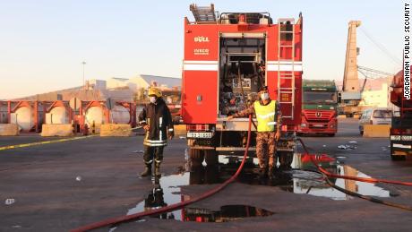 Hulpdiensten reageren maandag op een giftig gaslek in de haven van Aqaba in Jordanië.