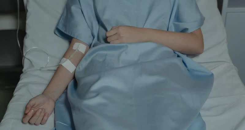 Chinese artsen verwijderen een maagtumor van 24 pond bij een vrouw die klaagde over constant overgewicht