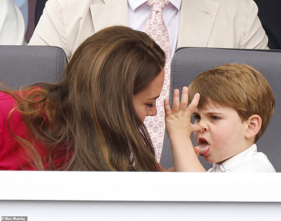 Snook rechtzetten!  De prins trok een paar gezichten weg terwijl hij met zijn moeder, de hertogin van Cambridge, vanuit de koninklijke loge naar de concurrentie keek