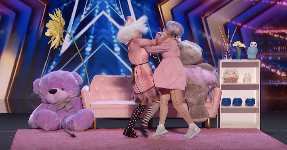 Duo Rag Dolls exploderen op de creatieve verschillen op America's Got Talent.  (Foto: NBC)