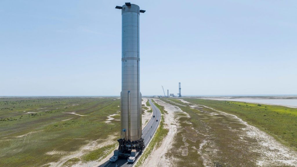 SpaceX monteert Starship Booster op de Texas Launch Tower