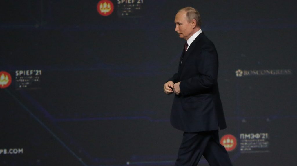 Vladimir Putin's "Russian Davos" Economic Forum in Sint-Petersburg is inderdaad een grote en trieste puinhoop
