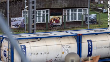 Beelden van de Russische oorlog in Oekraïne worden getoond langs het treinstation terwijl treinen van Moskou naar Kaliningrad rijden, als onderdeel van een Litouws protest tegen de invasie.