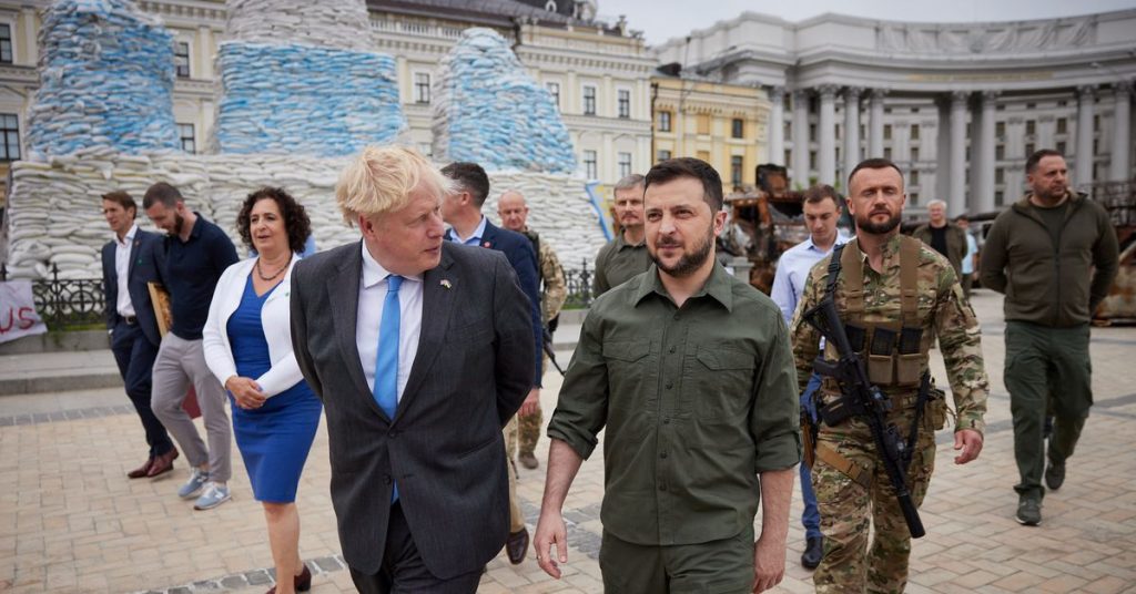 Zelensky belooft dat Oekraïne zal winnen, Boris Johnson belooft blijvende steun