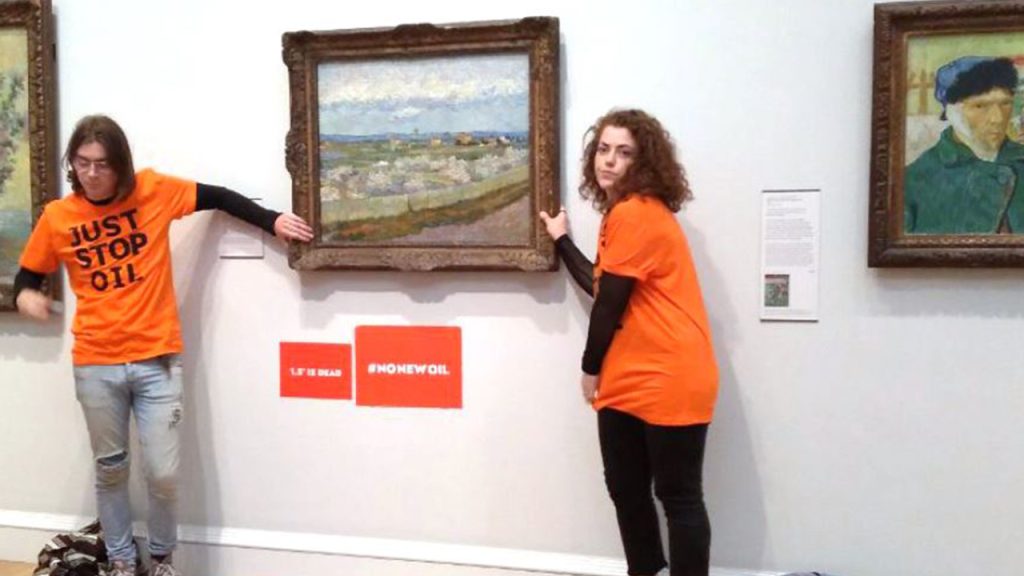 Klimaatactivisten in het VK steken hun handen op een schilderij van Vincent van Gogh in het Museum of London