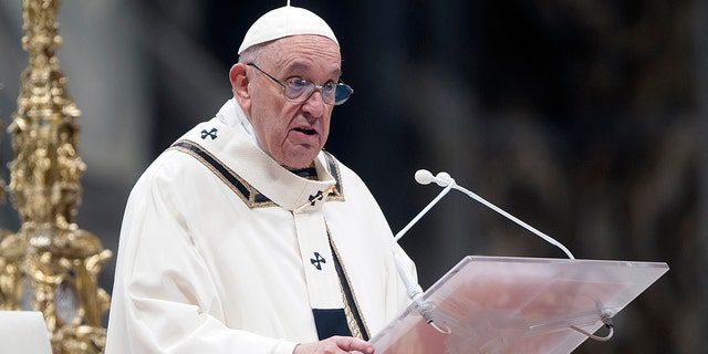 Paus Franciscus houdt zijn homilie tijdens de mis voor Driekoningen in de Sint-Pietersbasiliek op 6 januari 2022 in Vaticaanstad, Vaticaanstad. 
