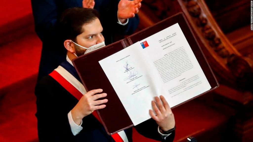 De Constitutionele Vergadering van Chili presenteert een voorstel voor een nieuwe grondwet aan de president van Chili