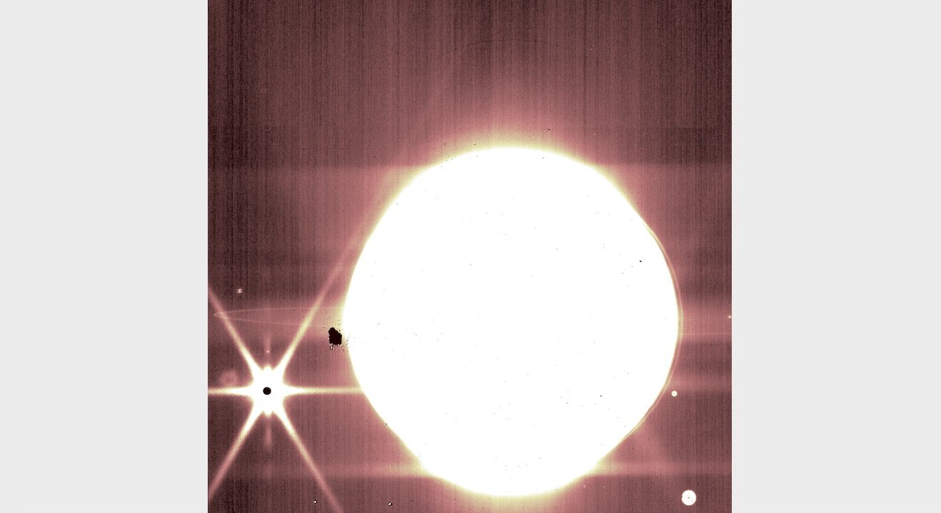 Jupiter en enkele van zijn manen worden gezien door het NIRCam-filter van 3,23 micron van de James Webb-ruimtetelescoop.