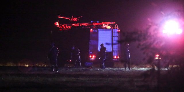 Brandweerlieden worden gezien in de buurt van de plaats van een vliegtuigcrash op een paar kilometer van de stad Kavala in Noord-Griekenland, zaterdag 16 juli 2022.