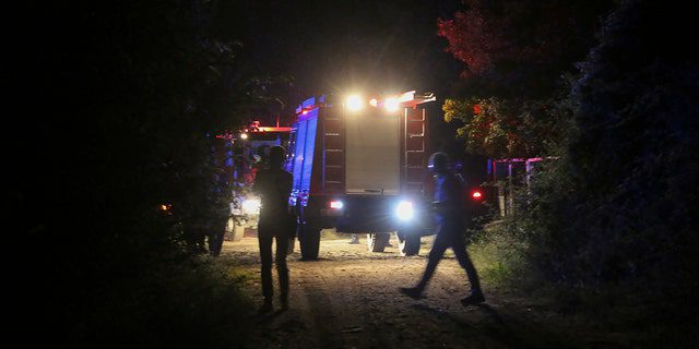 Brandweervoertuigen nabij de plaats van een vliegtuigongeluk, een paar kilometer van de stad Kavala, Noord-Griekenland, op zaterdag 16 juli 2022.