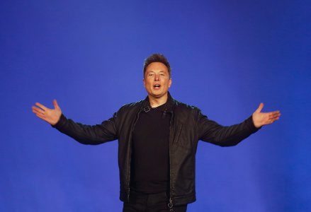 Elon Musk, CEO van Tesla, presenteert de Cybertruck in Tesla's ontwerpstudio in Hawthorne, Californië.  Musk neemt de markt voor zware pick-ups over met zijn nieuwste elektrische Tesla Cybertruck, Hawthorne, VS - 21 november 2019