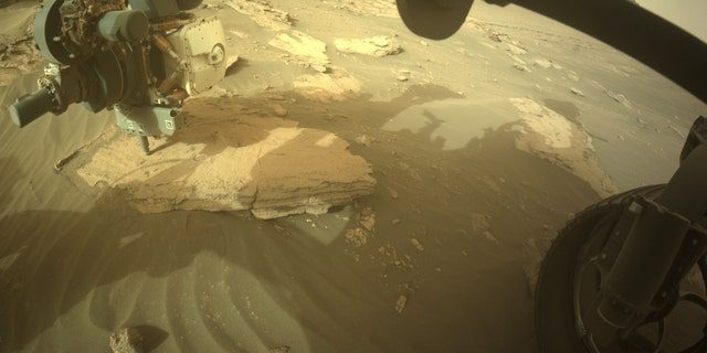 NASA's Mars Perseverance-ruimtevaartuig heeft dit beeld van het gebied vooraan vastgelegd met behulp van de camera aan de voorkant op de achterkant om gevaren aan de rechterkant te vermijden A.  .