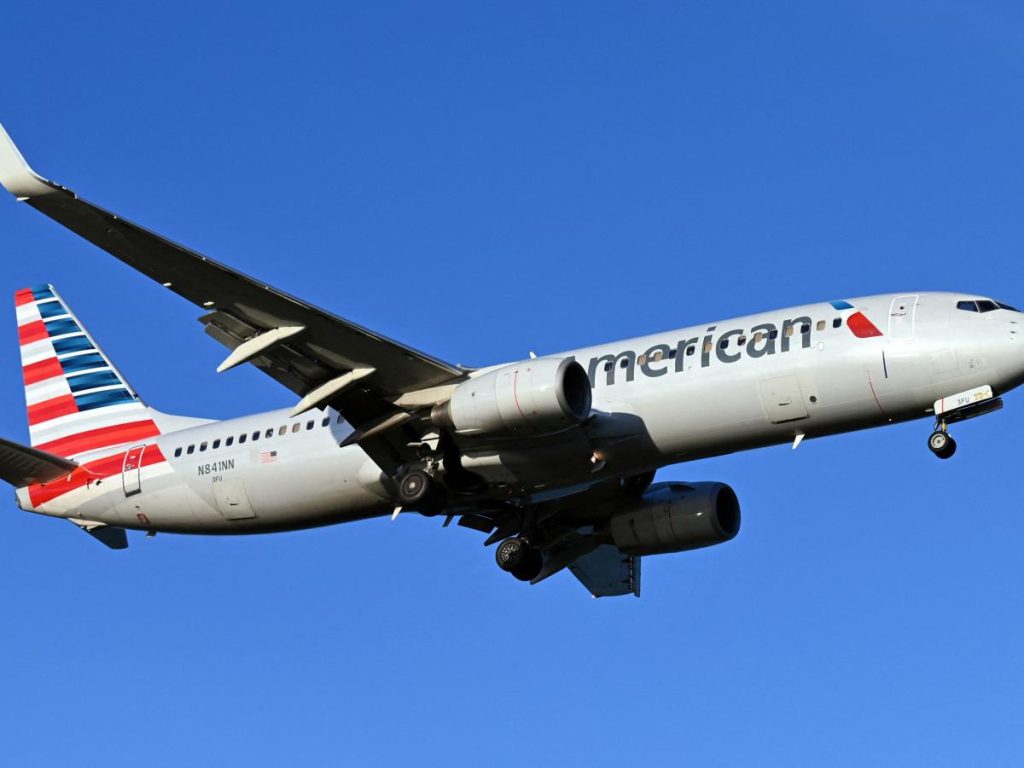 American Airlines CEO zegt 'er gaat geen dag voorbij' waar de luchtvaartmaatschappij geen moeite heeft om voldoende kussens, dekens, kopjes en eten te leveren voor haar vluchten