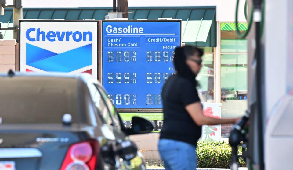De gasprijzen worden op 19 juli 2022 weergegeven bij een benzinestation in Monterey Park, Californië. De gasprijzen in de VS zijn gedaald van historische hoogten eerder in de zomer, een daling die door het politiek geteisterde Witte Huis werd benadrukt als een teken van gematigde inflatie.  President Joe Biden ging naar Twitter om erop te wijzen dat de prijzen aan de pomp al meer dan een maand dalen, waardoor de gemiddelde chauffeur ongeveer $ 25 per maand bespaart.  De benzineprijzen liggen nu op een nationaal gemiddelde van $ 4.495 per gallon, een daling van 10 procent ten opzichte van vorige maand, maar een stijging van 42 procent ten opzichte van het niveau van vorig jaar, volgens de American Automobile Association.  (Foto door Frederic J. Brown/AFP) (Foto door FREDERIC J. BROWN/AFP via Getty Images)