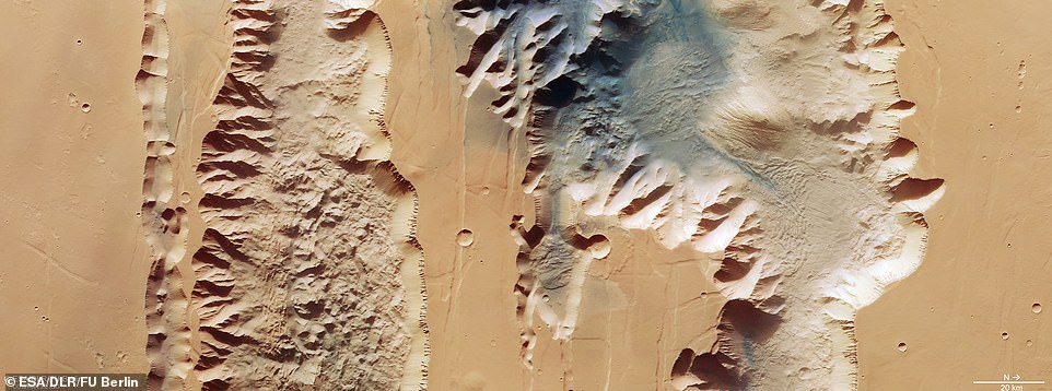 De enorme vallei van de rode planeet is onthuld in nieuwe beelden die zijn vrijgegeven door de European Space Agency.  De nieuwe afbeelding toont twee loopgraven, of chasma, die deel uitmaken van het westelijke deel van Valles Marineris.  Aan de linkerkant is Lus Chasma die 521 mijl lang is en aan de rechterkant is de Tithonium Chasma die 500 mijl lang is