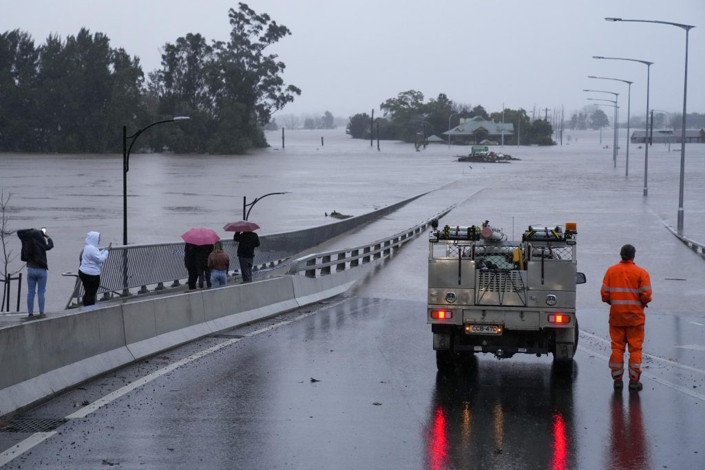 3 voet regen leidt tot vierde ronde van overstromingsellende in Sydney