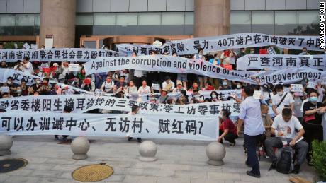 China verplettert massaal protest van bankdeposito's om te eisen dat hun spaargeld weer tot leven wordt gewekt