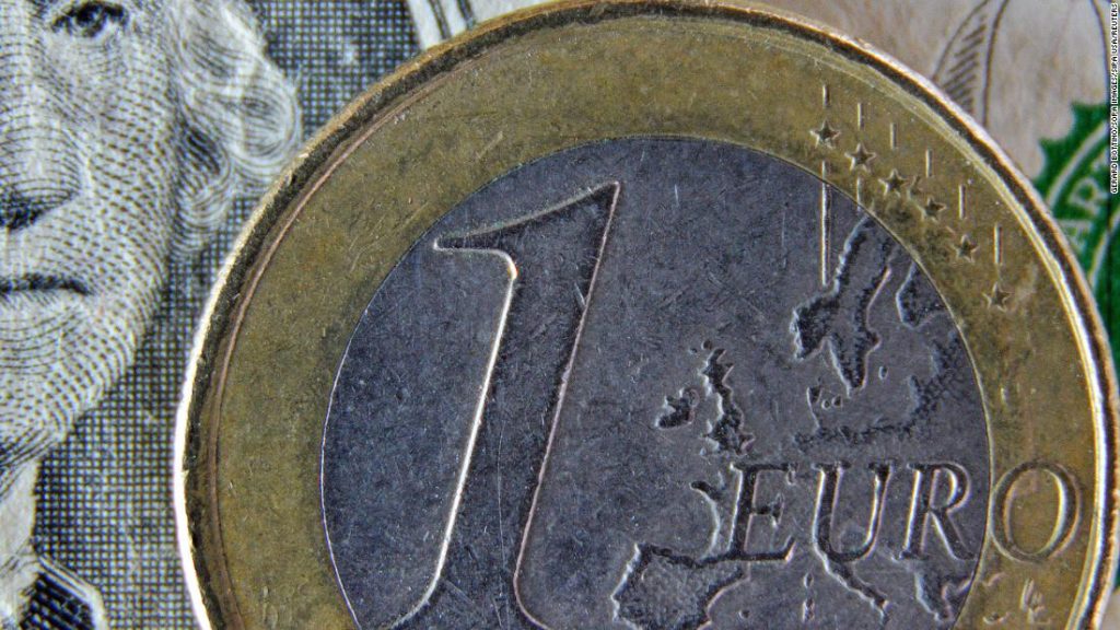De euro en de Amerikaanse dollar zijn voor het eerst in 20 jaar op gelijke voet