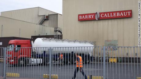 Werknemers lopen op 30 juni 2022 op de productiesite van Barry Callebaut in Wieze, vlakbij Brussel. De Zwitserse groep Barry Callebaut, 's werelds grootste cacao- en chocoladebedrijf, zei op 30 juni 2022 dat ze de chocoladeproductie in de Wieze had stopgezet (Belgische) fabriek, die beschreef Als de grootste fabrikant ter wereld, werd op 26 juni salmonella in één batch gevonden.