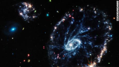 Questa immagine dello strumento a infrarossi medi Webb mostra la struttura della galassia Cartwheel.