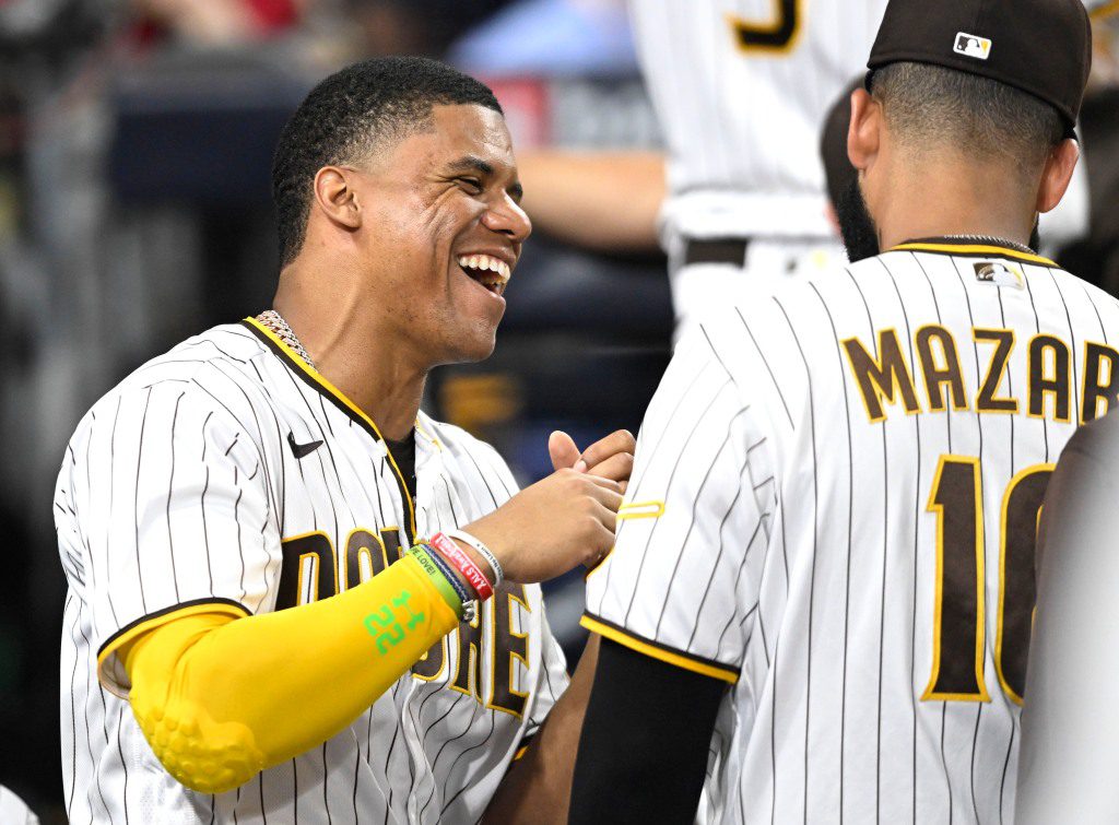 Juan Soto deelt een lach met zijn nieuwe teamgenoot Nomar Mazara tijdens de Padres-overwinning. 