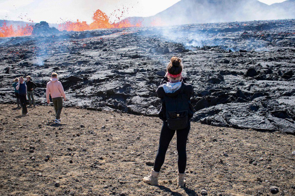 Mensen bezoeken de plaats van de pas uitgebarsten vulkaan in de Meradalir-vallei, in de buurt van de berg Fagradalsfjall, IJsland op 4 augustus 2022.