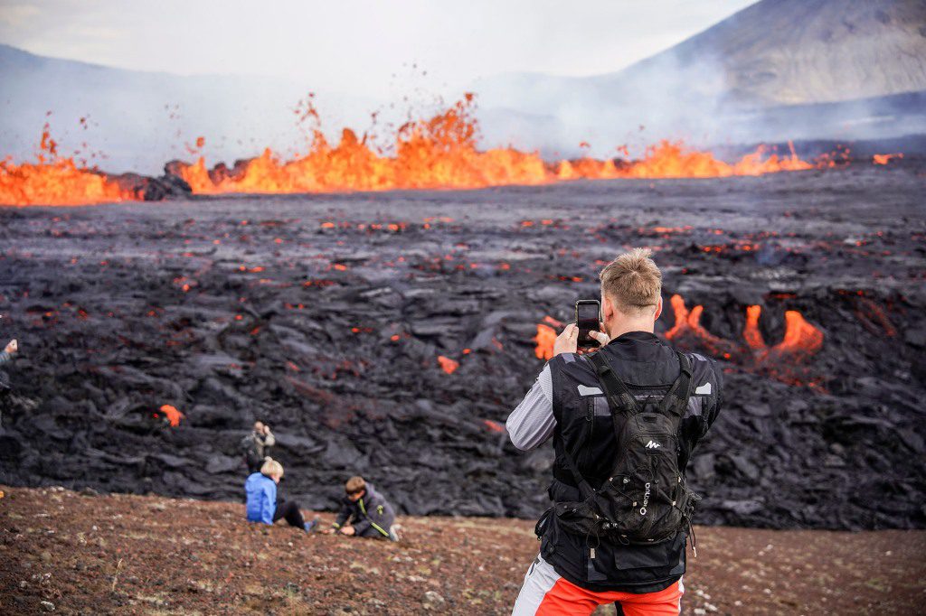 Toeristen komen massaal naar de lavastroom op de berg Fagradalsfjall in IJsland.