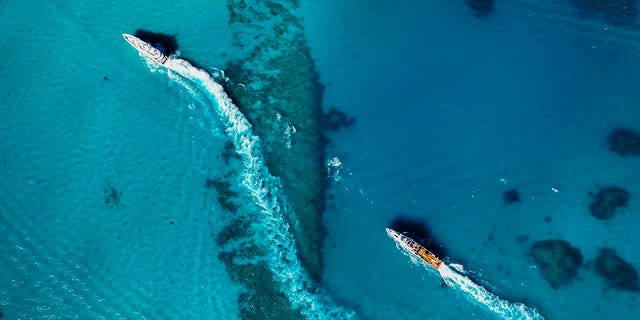 De Allen Exploration-vloot verschijnt in de wateren van de Bahama's.