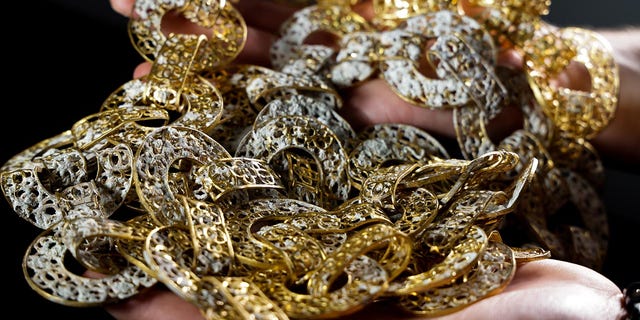 Deze 887 gram gouden ketting van 80 ronde schakels versierd met vierlobbige rozetten is hoogstwaarschijnlijk gemaakt in de Filippijnen.