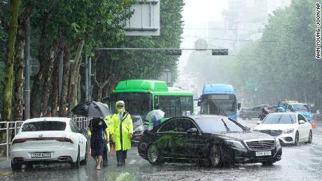 Auto's in zware regen blokkeren op 9 augustus een weg in Seoel, Zuid-Korea.