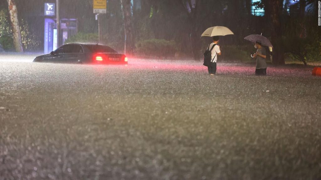 Overstromingen Seoel: recordregen kost minstens negen doden in de hoofdstad van Zuid-Korea, gebouwen onder water en auto's onder water