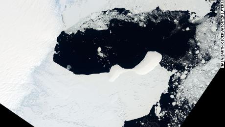 Het is relatief gebruikelijk dat ijsplaten op Antarctica ijsbergen voortbrengen.  Het komt minder vaak voor dat een ijsplaat volledig uit elkaar valt.  In maart 2022 deed de Oost-Antarctische ijsplaat beide. 