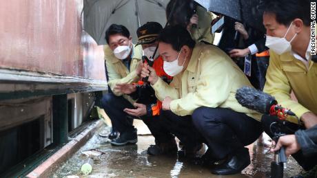 De Zuid-Koreaanse president Yoon Seok-yeol bezoekt op 10 augustus de ondergelopen kelder van Gwanak in Seoul, waar een gezin is omgekomen door overstromingen.